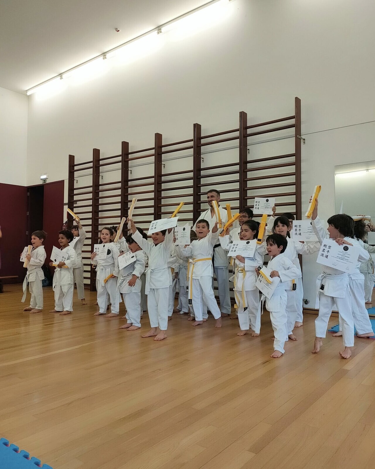 Karatecas do CEKBB superam exames de graduação